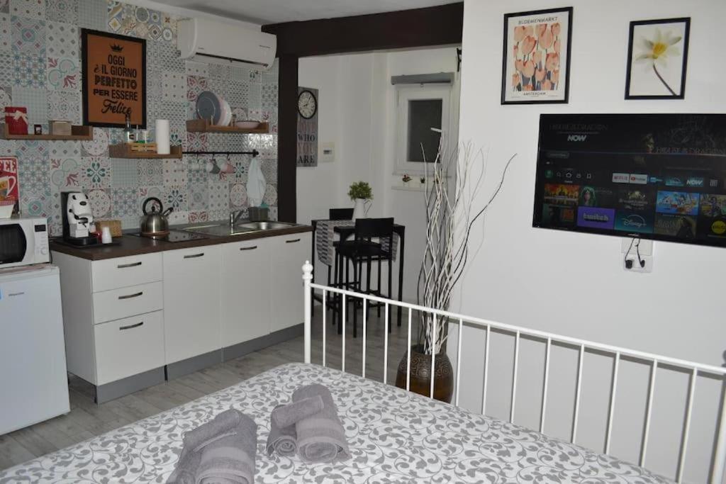 Casa Mya - Studio Flat Napoli Bagian luar foto